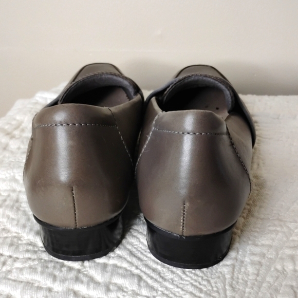 Clarks Leather Loafers Size 8.5 Juliet Rose Neutral Velvet Band Low Heel Preppy - Picture 5 of 9